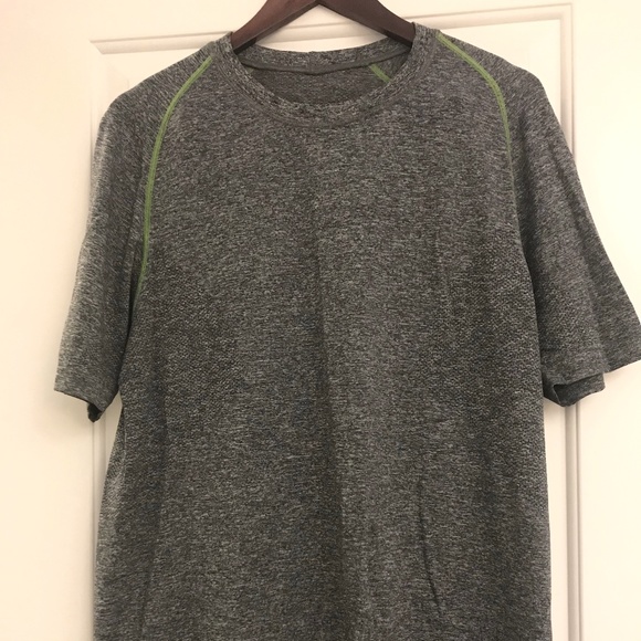 Men's Lululemon T-shirt - Picture 1 of 2